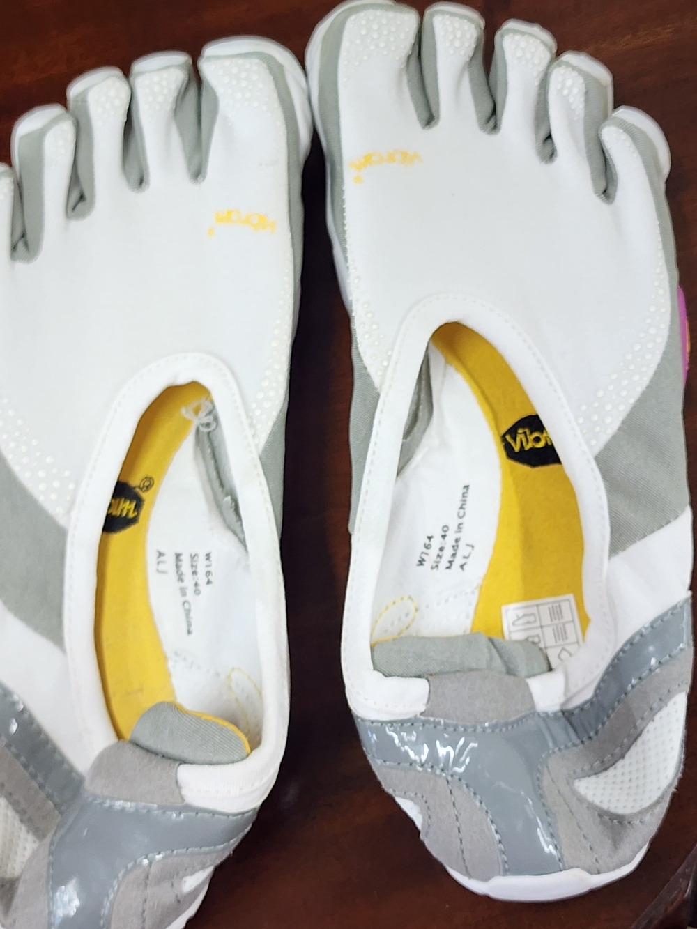 NWOT Vibram FiveFingers Jaya White & Gray Minimalist Toe Shoes